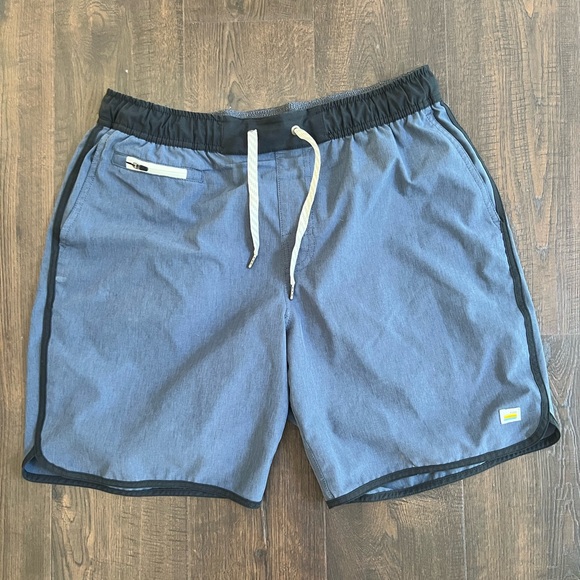 Vuori Banks Short Men's Charcoal Engineered Stripe Athletic Shorts Size Large - Picture 6 of 11